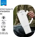 كوب حراري معزول بتقنية الفراغ و بمقبض دوار 180 درجة و يحافظ على البرودة لمدة 24 ساعة و الحرارة لمدة 12 ساعة و بالإضافة لأغطية محكمة الإغلاق و بسعة 950 مل لون أبيض من بريف تيمب غراد